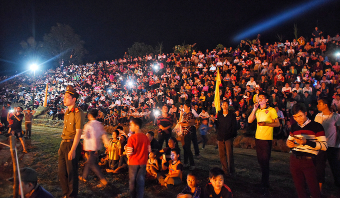 Trai bản chân trần nhảy trên đống lửa cầu may